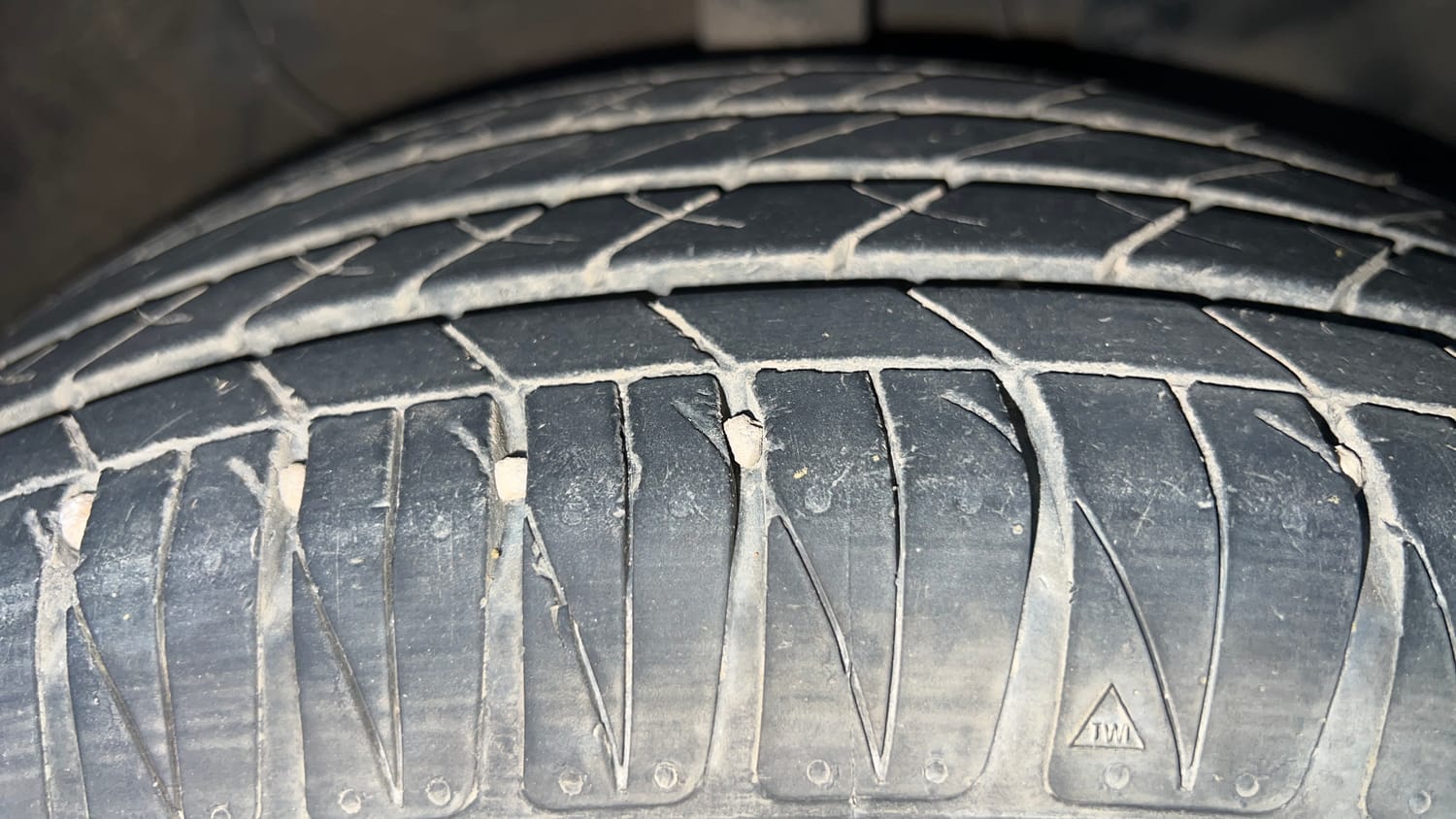 Used 2024 Kia Sonet HTK (O) 1.2 Petrol MT Petrol Manual tyres RIGHT FRONT TYRE TREAD VIEW