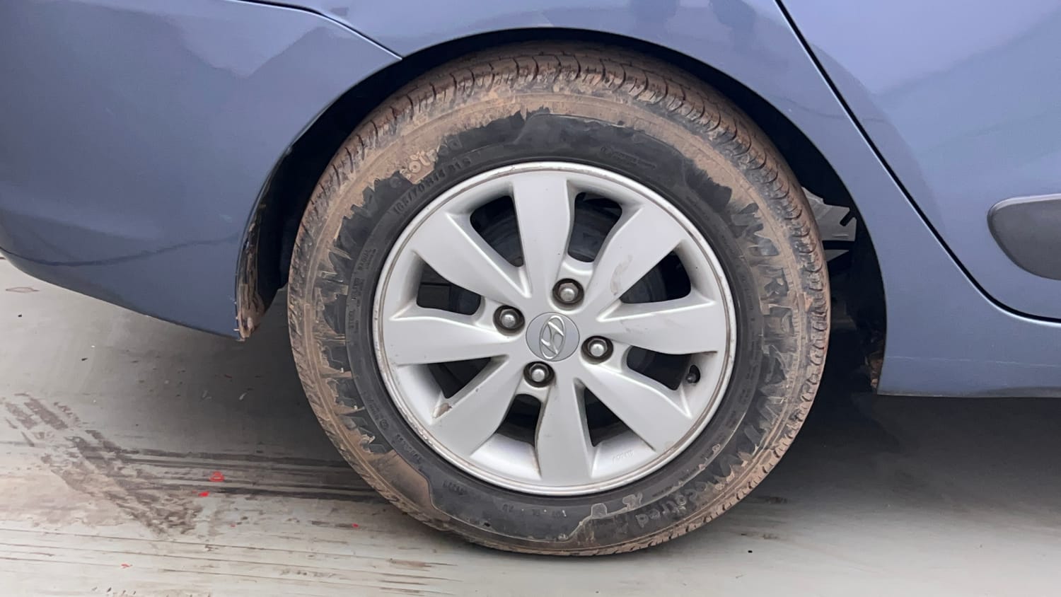 Used 2016 Hyundai Xcent SX 1.2 Petrol Manual tyres RIGHT REAR TYRE RIM VIEW