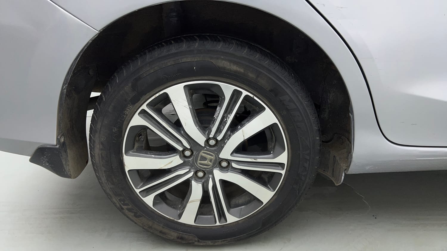 Used 2022 Honda Amaze VX CVT 1.2 Petrol Petrol Automatic tyres RIGHT REAR TYRE RIM VIEW