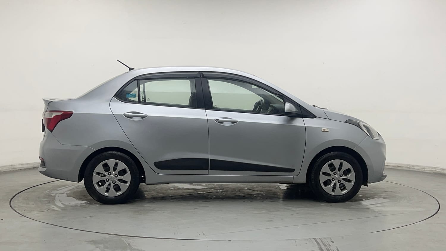 Used 2020 Hyundai Xcent S Petrol+cng(outside fitted) Cng Manual exterior RIGHT SIDE VIEW