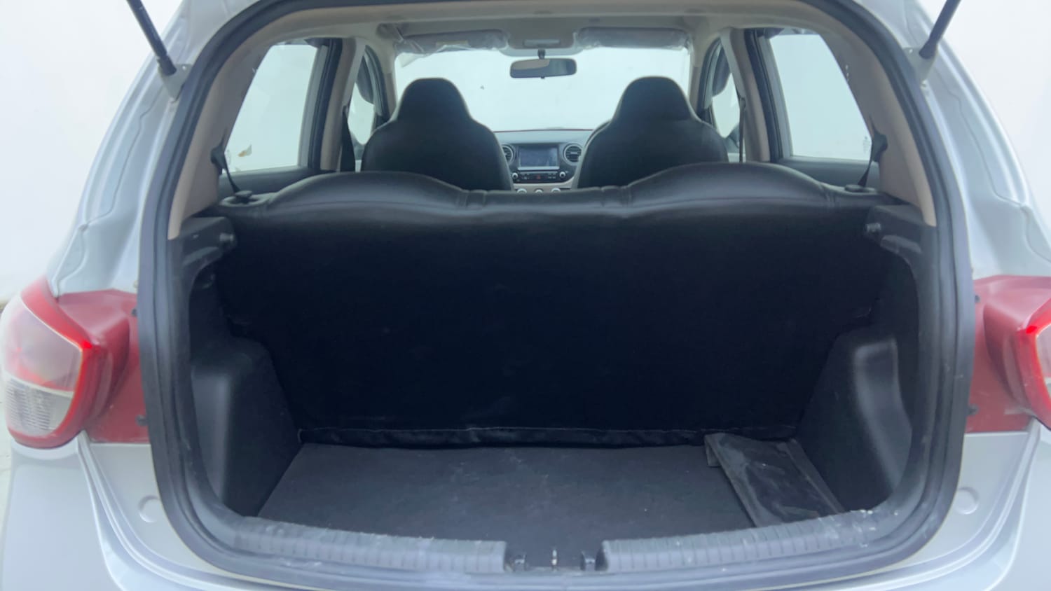 Used 2018 Hyundai Grand i10 Sportz AT 1.2 Kappa VTVT Petrol Automatic interior DICKY INSIDE VIEW