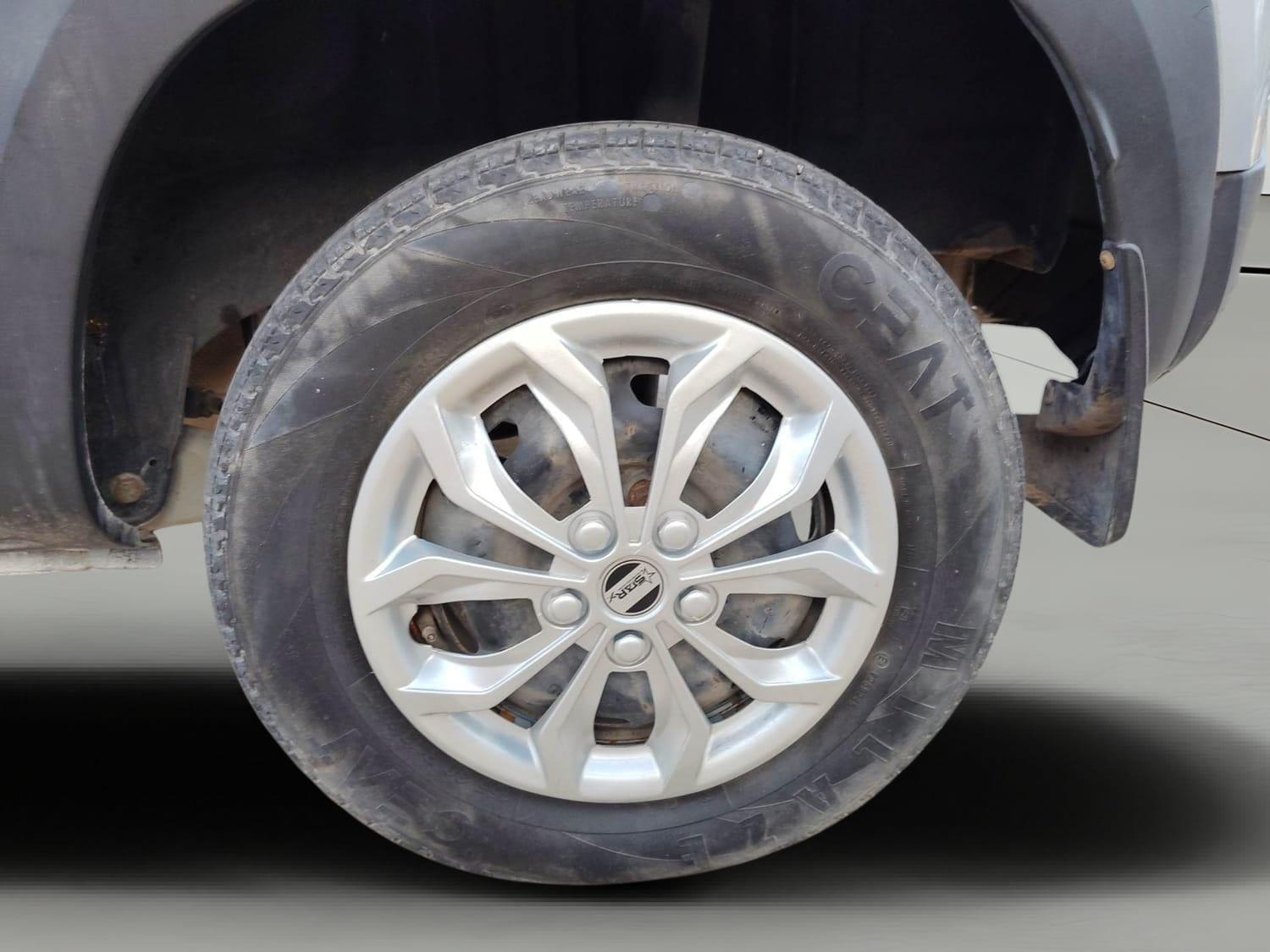 Used 2017 Renault Kwid RXT Opt Petrol Manual tyres LEFT REAR TYRE RIM VIEW