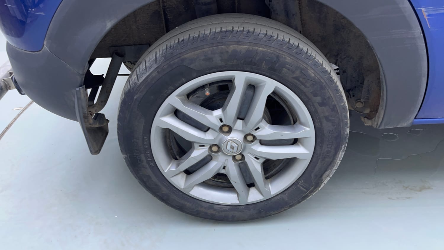 Used 2020 Renault Triber RXZ Petrol Manual tyres RIGHT REAR TYRE RIM VIEW