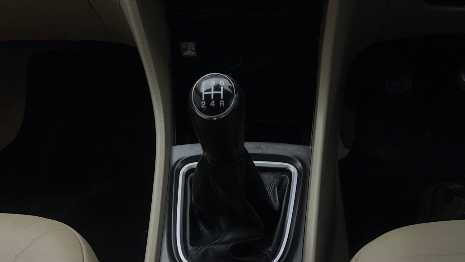 Used 2018 Maruti Suzuki Ciaz Alpha Hybrid 1.5 Petrol Manual interior GEAR  KNOB VIEW