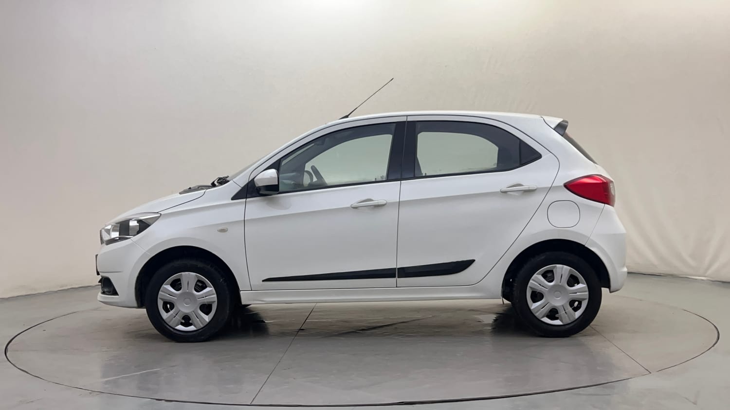Used 2016 Tata Tiago Revotron XT Petrol Manual exterior LEFT SIDE VIEW