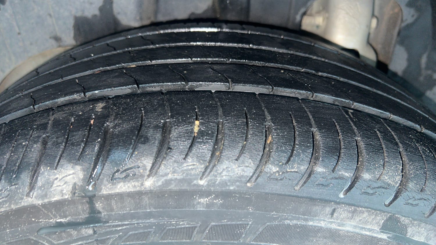 Used 2022 Mahindra XUV 300 W8 1.5 Diesel Diesel Manual tyres RIGHT REAR TYRE TREAD VIEW
