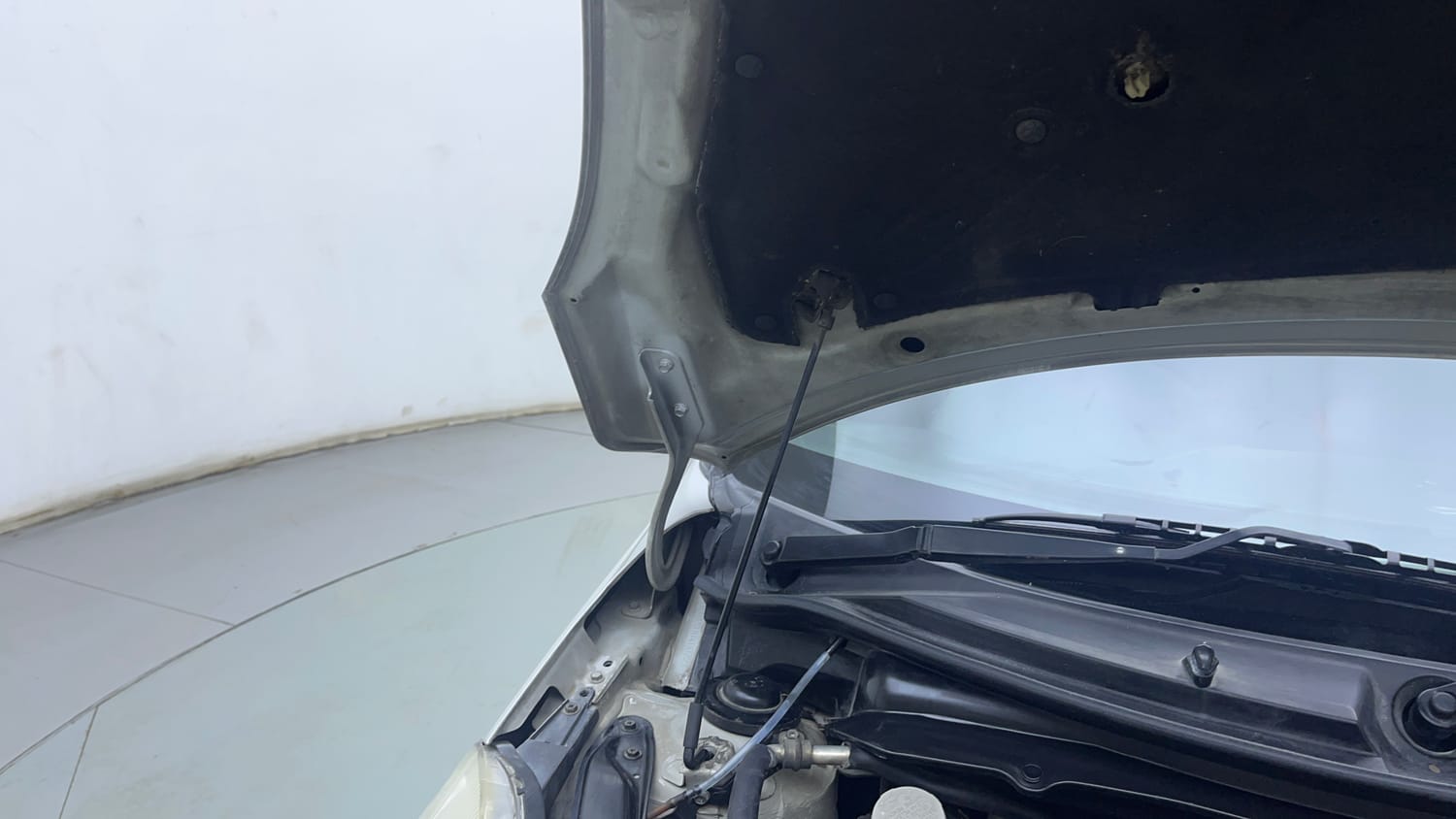 Used 2013 Maruti Suzuki Swift VXi Petrol Manual engine ENGINE RIGHT SIDE HINGE & APRON VIEW