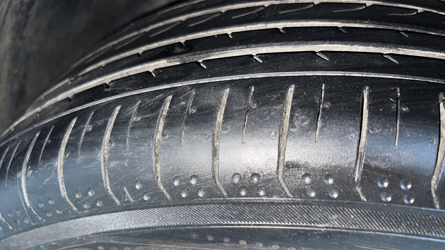 Used 2022 Hyundai Alcazar Signature (O) 7 Seater 1.5 Diesel AT Diesel Automatic tyres LEFT FRONT TYRE TREAD VIEW