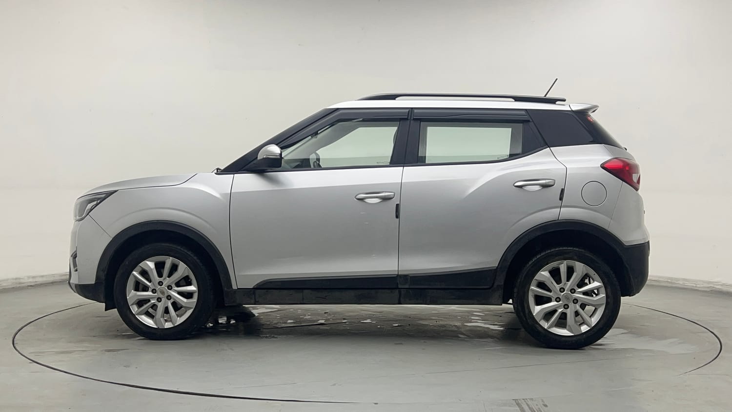 Used 2022 Mahindra XUV 300 W8 1.5 Diesel Diesel Manual exterior LEFT SIDE VIEW