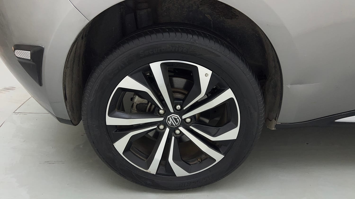 Used 2025 MG Motors Windsor EV Essence Pro Electric Automatic tyres RIGHT REAR TYRE RIM VIEW