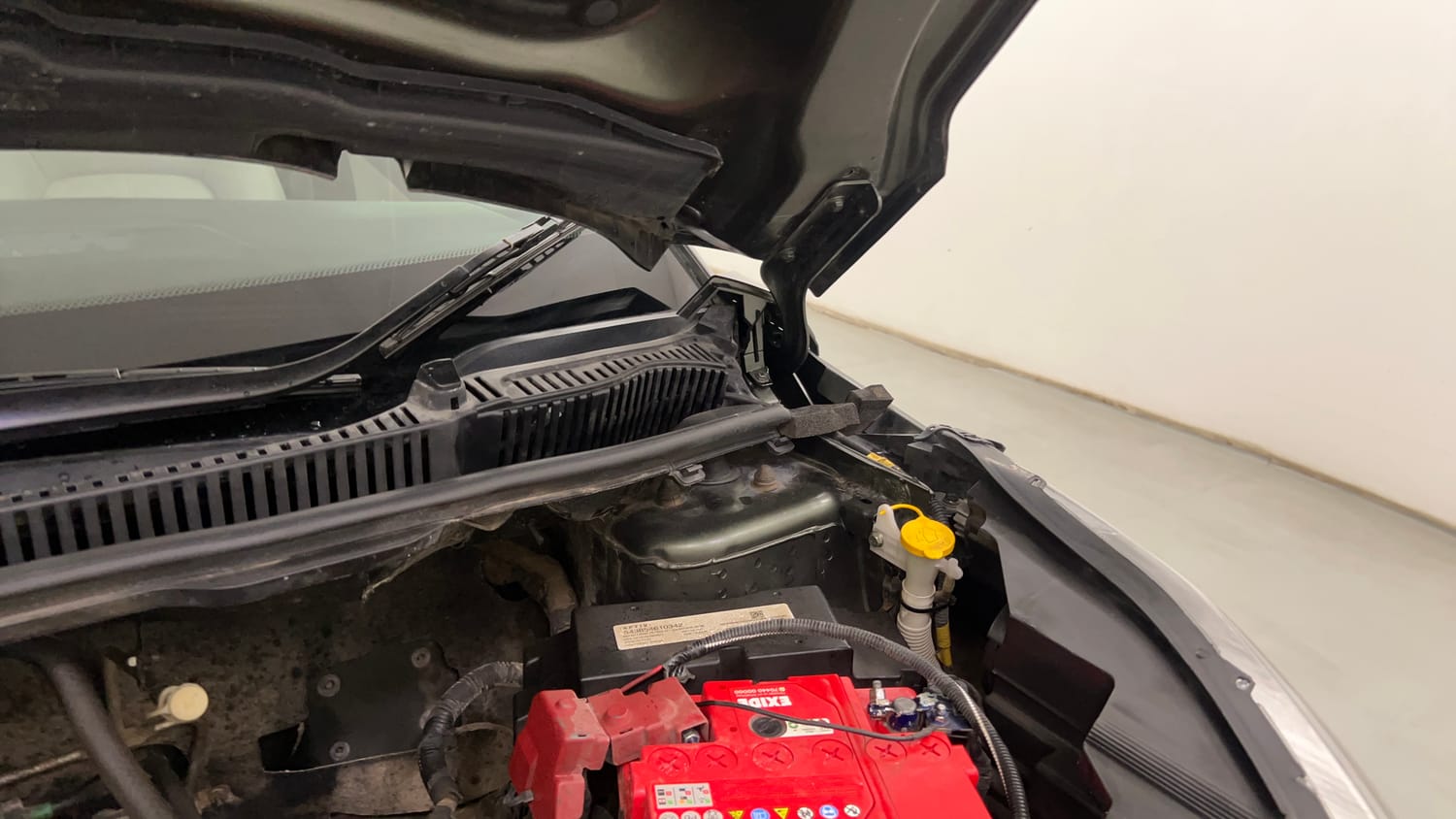 Used 2021 Tata Nexon XZ Plus (O) Petrol Manual engine ENGINE LEFT SIDE HINGE & APRON VIEW