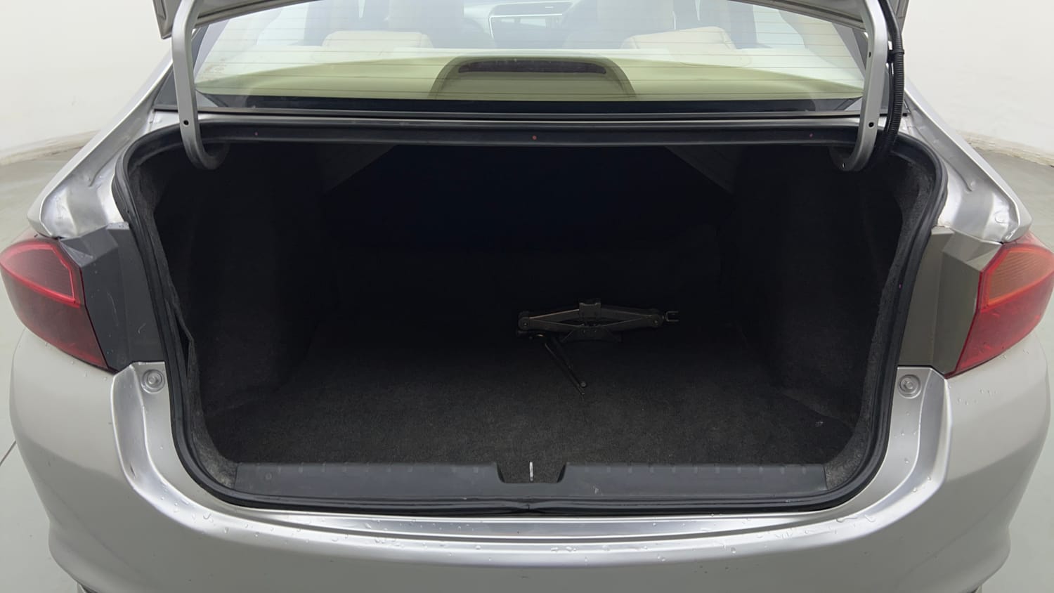 Used 2018 Honda City V Petrol Petrol Manual interior DICKY INSIDE VIEW