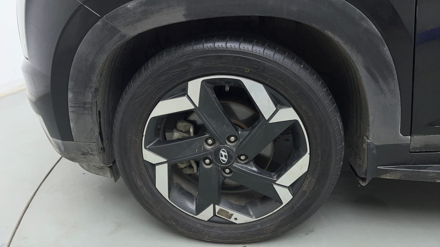 Used 2022 Hyundai Alcazar Signature (O) 7 Seater 1.5 Diesel AT Diesel Automatic tyres LEFT FRONT TYRE RIM VIEW