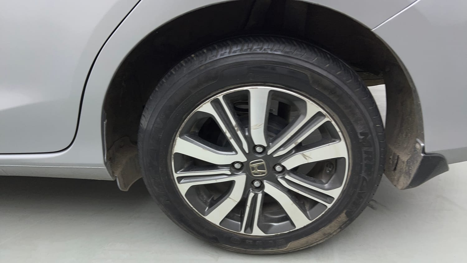 Used 2022 Honda Amaze VX CVT 1.2 Petrol Petrol Automatic tyres LEFT REAR TYRE RIM VIEW