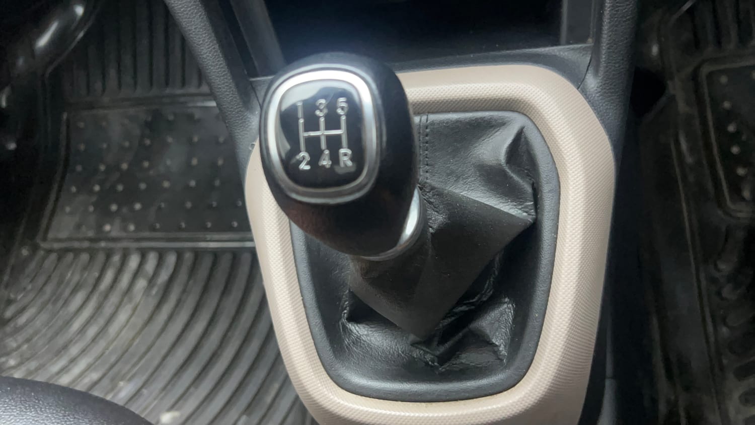Used 2014 Hyundai Xcent S 1.2 Petrol Manual interior GEAR  KNOB VIEW