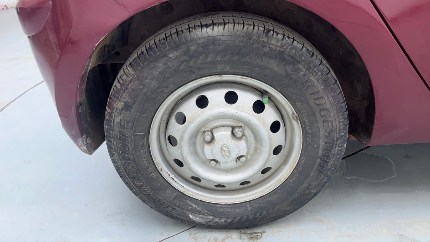 Used 2014 Hyundai i10 Magna 1.1 iRDE2 Petrol Manual tyres RIGHT REAR TYRE RIM VIEW