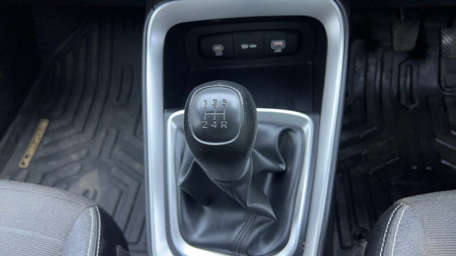 Used 2024 Kia Sonet HTK (O) 1.2 Petrol MT Petrol Manual interior GEAR  KNOB VIEW