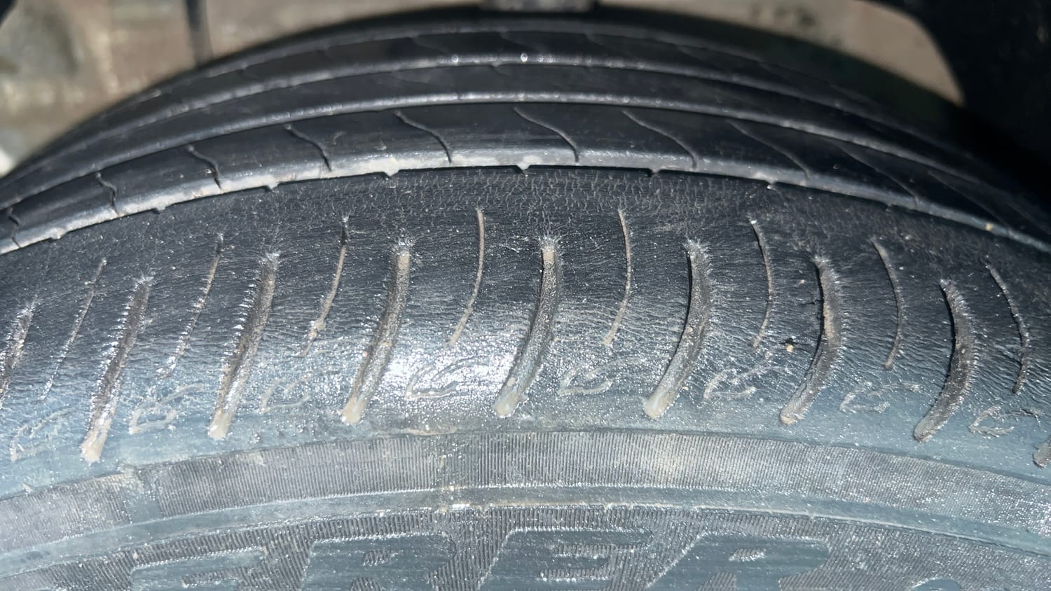 Used 2022 Mahindra XUV 300 W8 1.5 Diesel Diesel Manual tyres LEFT FRONT TYRE TREAD VIEW