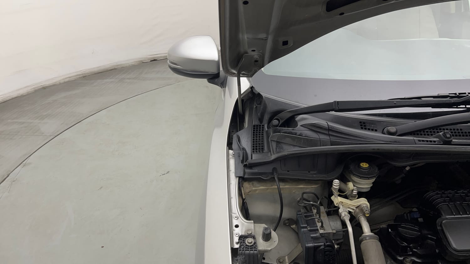 Used 2018 Honda City V Petrol Petrol Manual engine ENGINE RIGHT SIDE HINGE & APRON VIEW