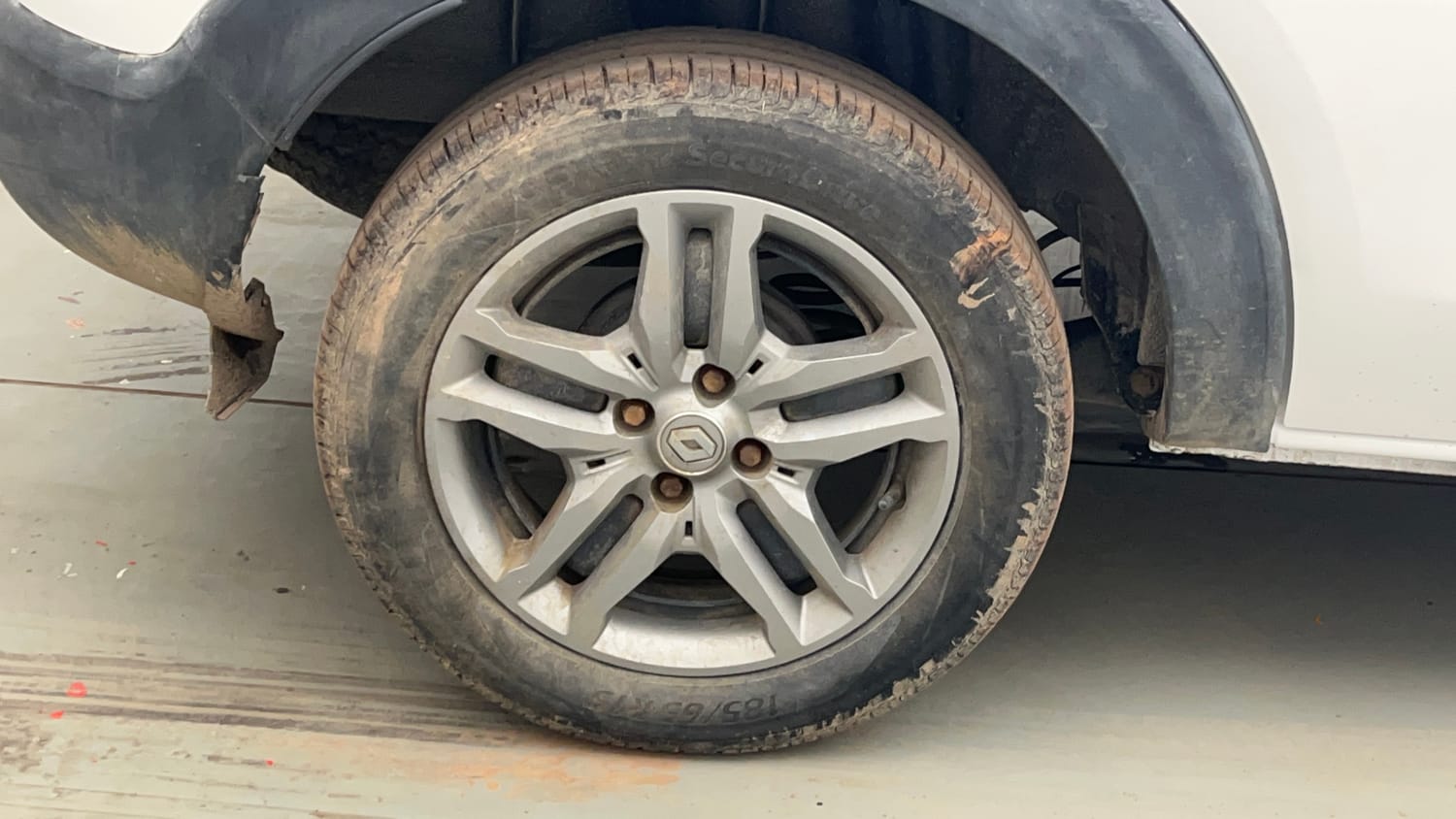 Used 2022 Renault Triber RXZ Dual Tone Petrol Manual tyres RIGHT REAR TYRE RIM VIEW