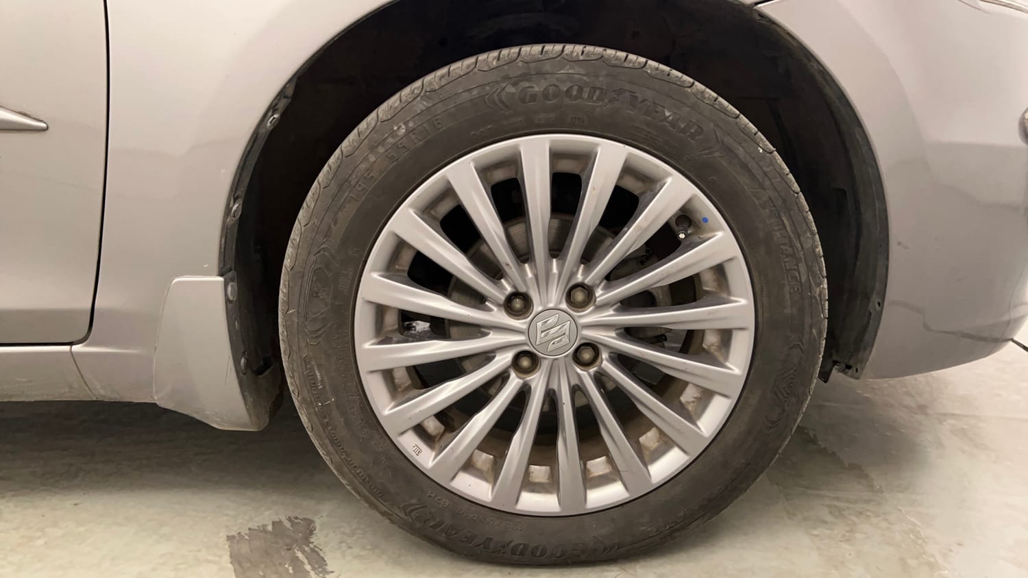 Used 2017 Maruti Suzuki Ciaz ZXI+ CNG (Outside Fitted) Cng Manual tyres RIGHT FRONT TYRE RIM VIEW