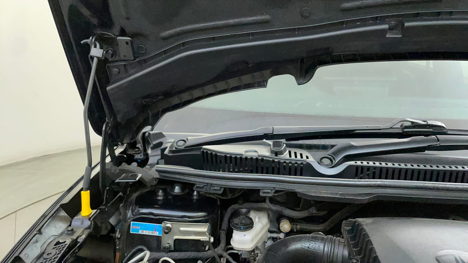 Used 2025 Tata Nexon Creative Plus (S) 1.2 6AMT Dark Edition Petrol Automatic engine ENGINE RIGHT SIDE HINGE & APRON VIEW