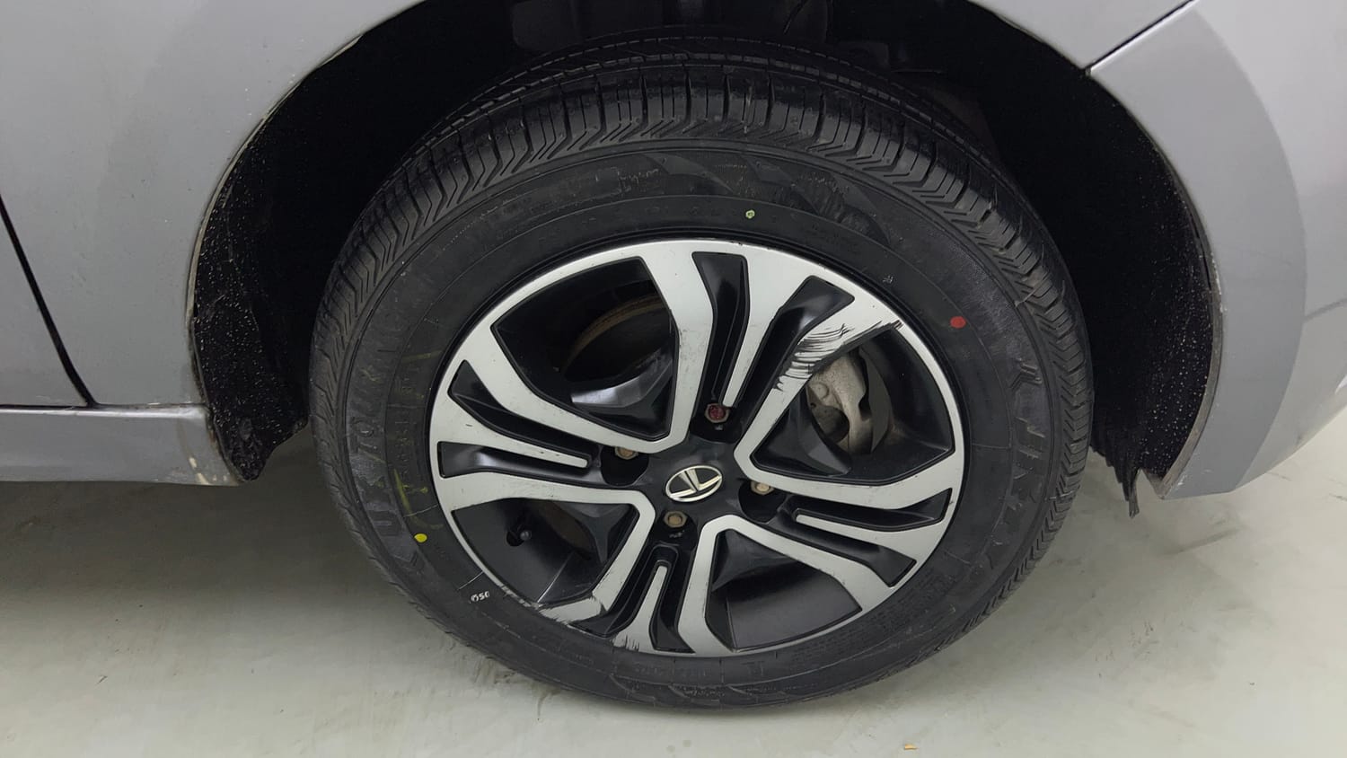 Used 2020 Tata Tiago Revotron XZA Petrol Automatic tyres RIGHT FRONT TYRE RIM VIEW