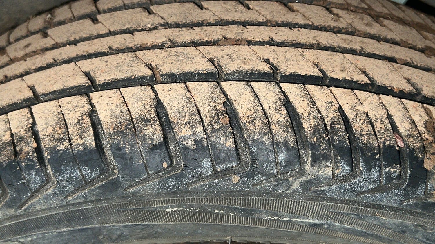 Used 2013 Maruti Suzuki Wagon R VXI Petrol Manual tyres LEFT REAR TYRE TREAD VIEW