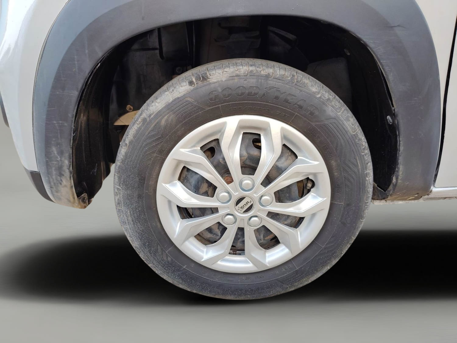 Used 2017 Renault Kwid RXT Opt Petrol Manual tyres LEFT FRONT TYRE RIM VIEW