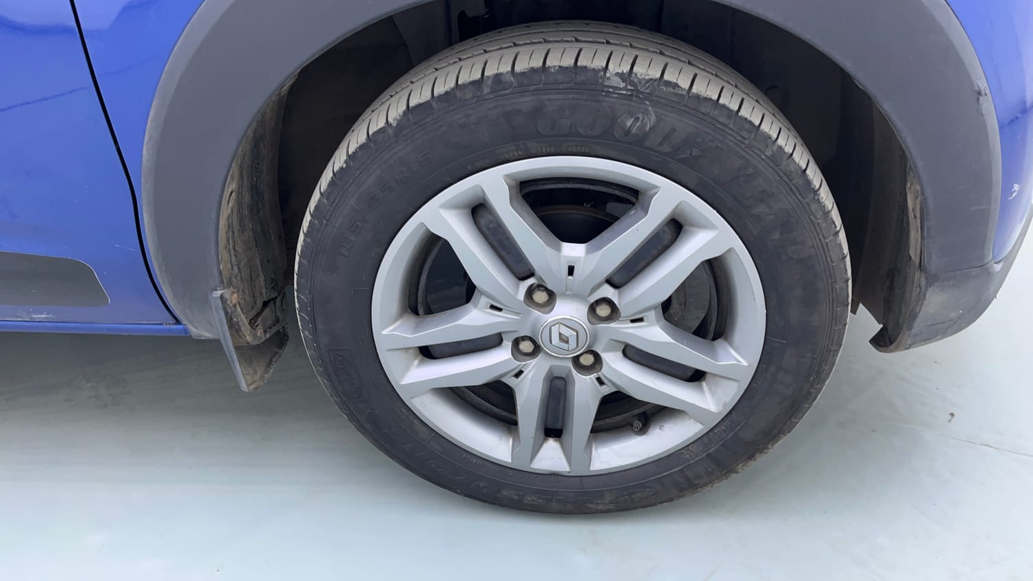Used 2020 Renault Triber RXZ Petrol Manual tyres RIGHT FRONT TYRE RIM VIEW