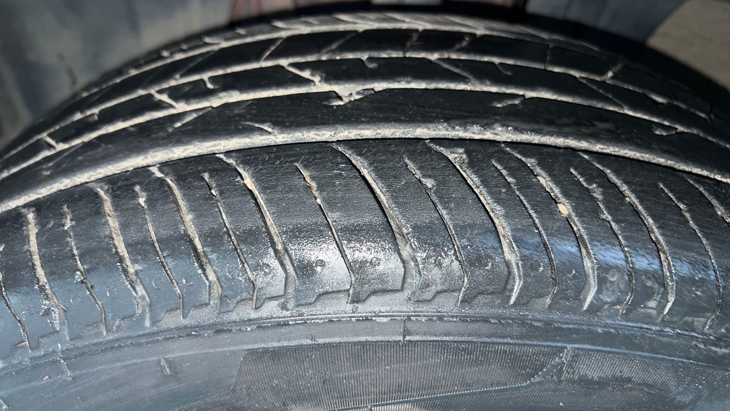 Used 2022 Nissan Magnite XV Premium Turbo CVT Petrol Automatic tyres LEFT FRONT TYRE TREAD VIEW