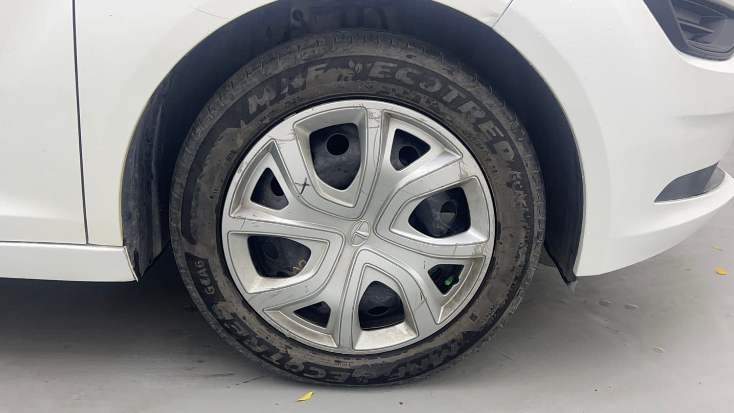 Used 2023 Tata Altroz XM Petrol Petrol Manual tyres RIGHT FRONT TYRE RIM VIEW