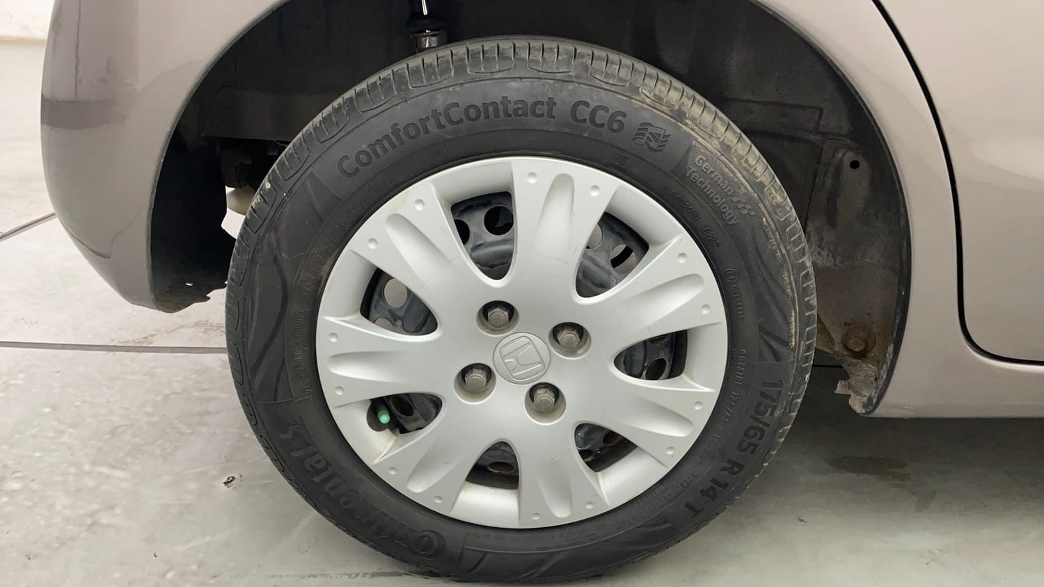 Used 2015 Honda Brio S MT Petrol Manual tyres RIGHT REAR TYRE RIM VIEW