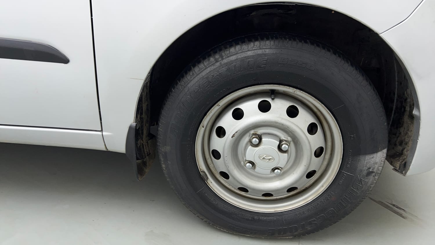 Used 2013 Hyundai i10 Era 1.1 iRDE2 Petrol Manual tyres RIGHT FRONT TYRE RIM VIEW