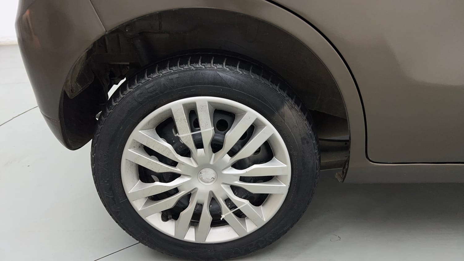 Used 2013 Maruti Suzuki Wagon R VXI Petrol Manual tyres RIGHT REAR TYRE RIM VIEW