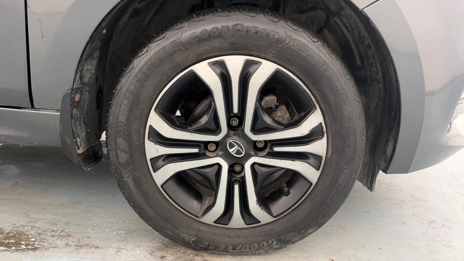 Used 2022 Tata Tigor XZ Plus CNG Cng Manual tyres RIGHT FRONT TYRE RIM VIEW