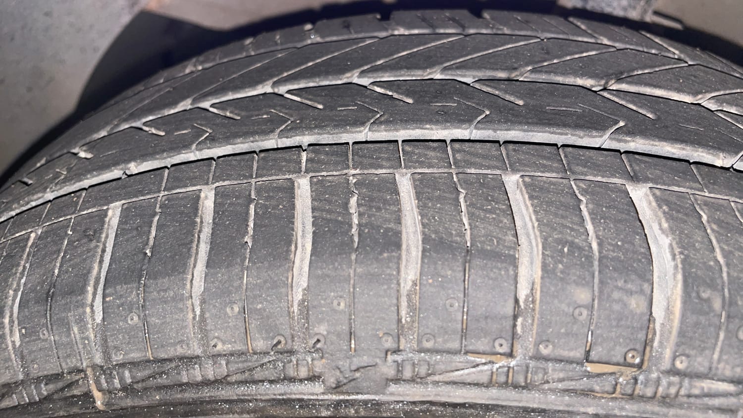 Used 2014 Hyundai Grand i10 Sportz 1.2 Kappa VTVT Petrol Manual tyres LEFT FRONT TYRE TREAD VIEW