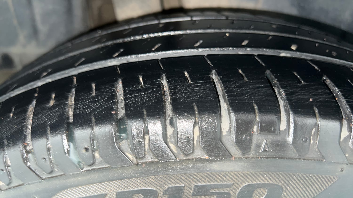 Used 2022 Maruti Suzuki XL6 Zeta AT Petrol Petrol Automatic tyres RIGHT REAR TYRE TREAD VIEW