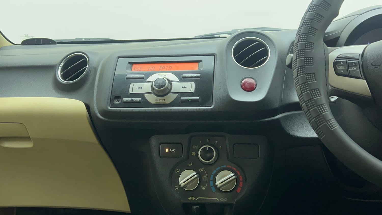Used 2015 Honda Amaze 1.2 S i-VTEC Petrol Manual top_features Integrated (in-dash) music system