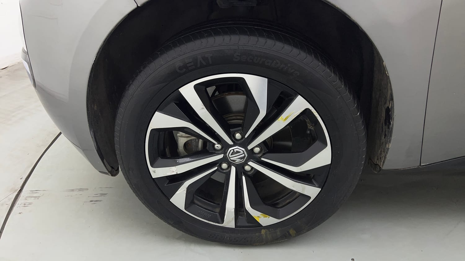 Used 2025 MG Motors Windsor EV Essence Pro Electric Automatic tyres LEFT FRONT TYRE RIM VIEW