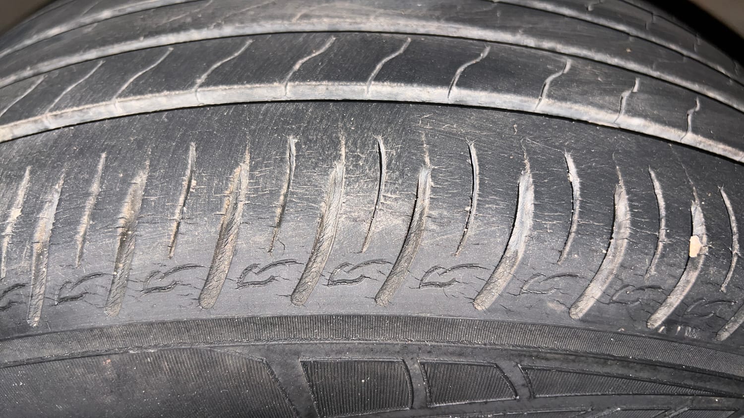 Used 2021 Hyundai Venue SX 1.0 Turbo iMT Petrol Manual tyres LEFT FRONT TYRE TREAD VIEW