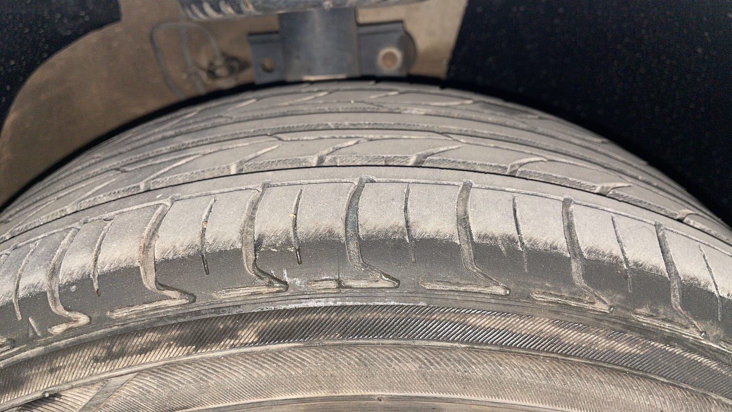 Used 2015 Volkswagen Polo Comfortline 1.2L (P) Petrol Manual tyres RIGHT FRONT TYRE TREAD VIEW