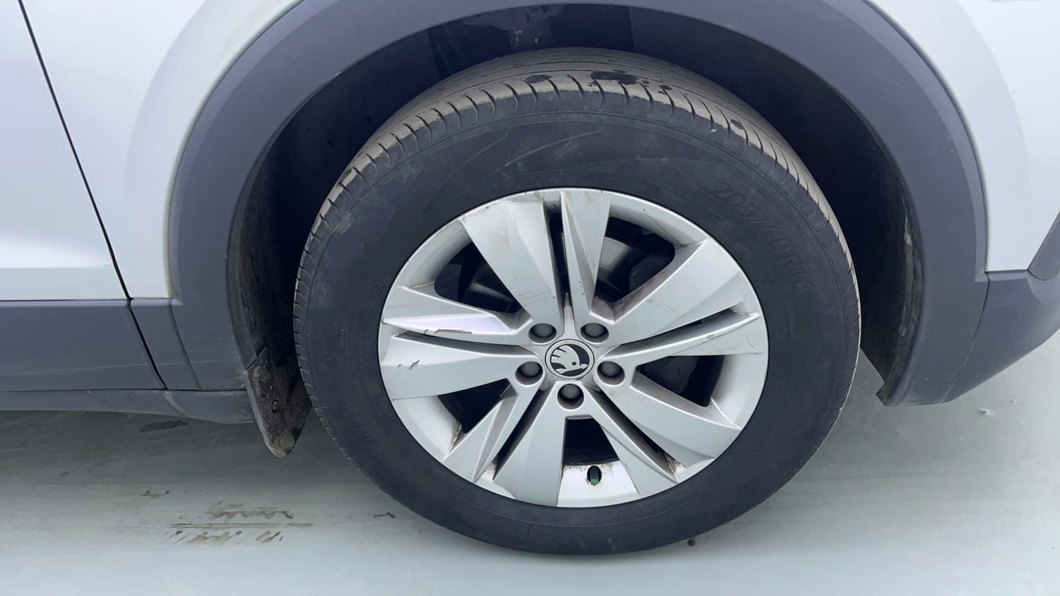 Used 2023 Skoda Kushaq Ambition 1.0L TSI MT Petrol Manual tyres RIGHT FRONT TYRE RIM VIEW