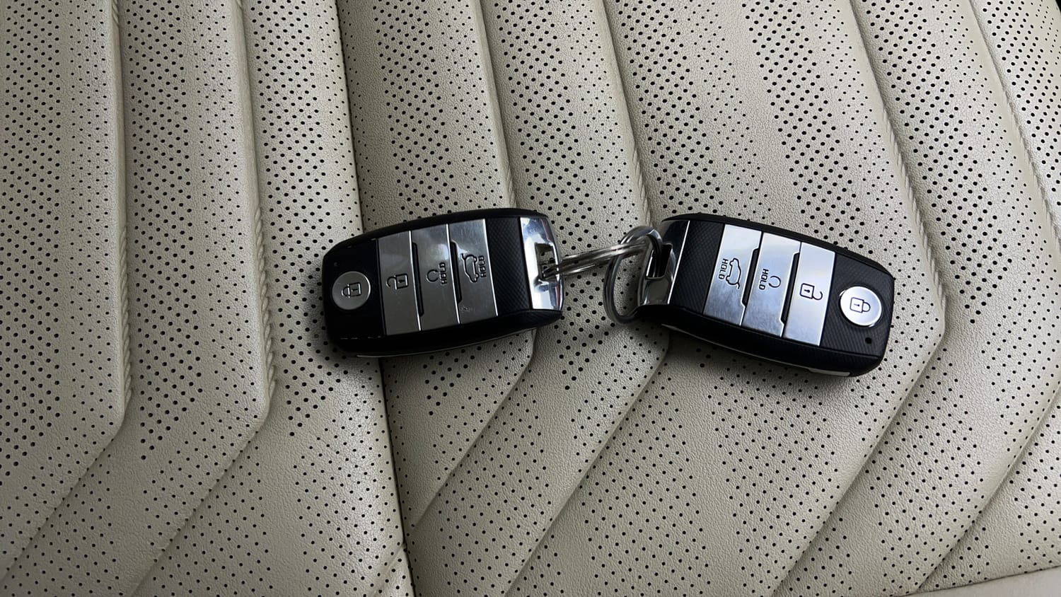 Used 2022 Kia Carens Luxury Plus 1.4 Petrol DCT 7 STR Petrol Automatic extra CAR KEY VIEW