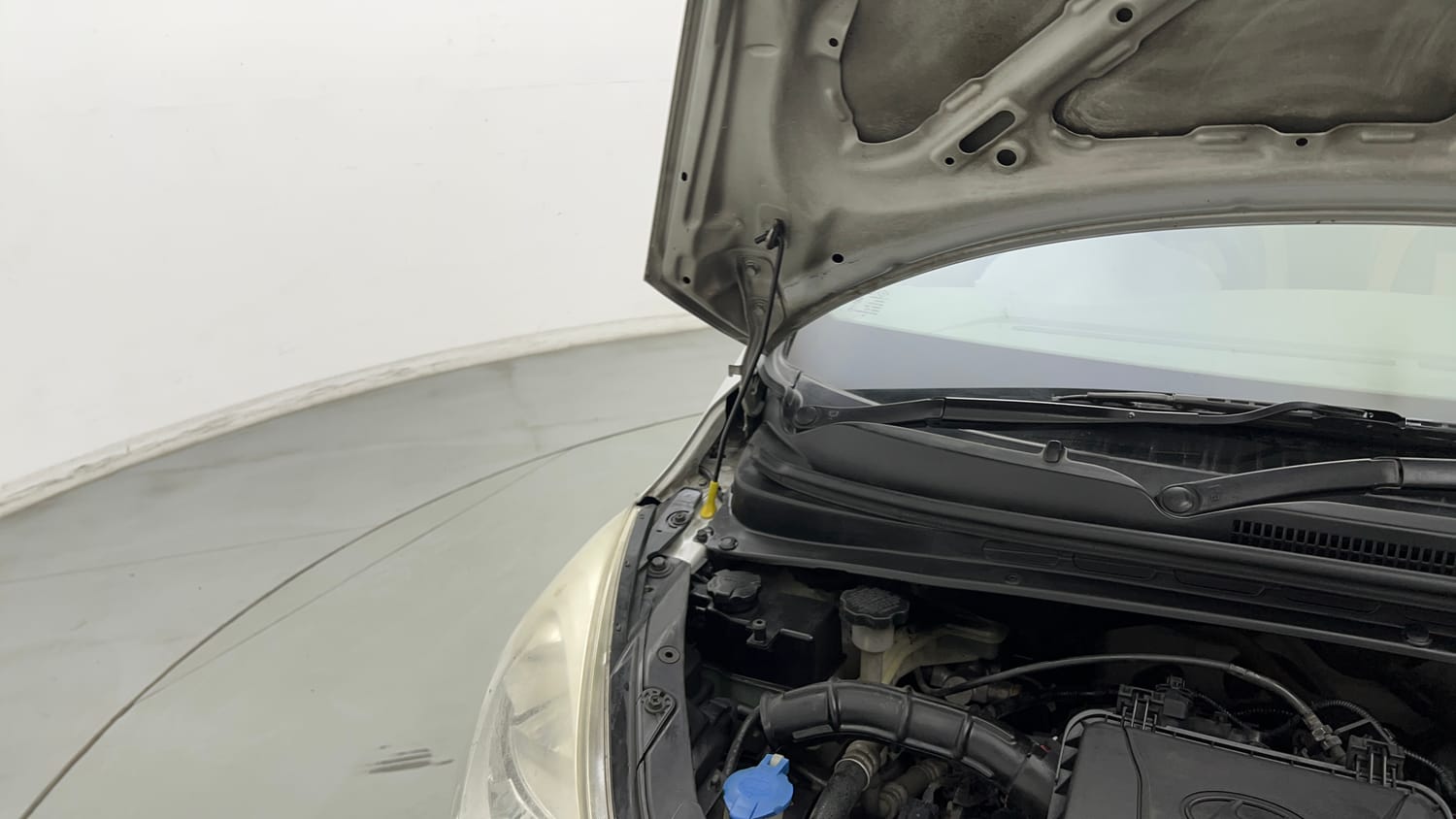 Used 2013 Hyundai i10 Era 1.1 iRDE2 Petrol Manual engine ENGINE RIGHT SIDE HINGE & APRON VIEW