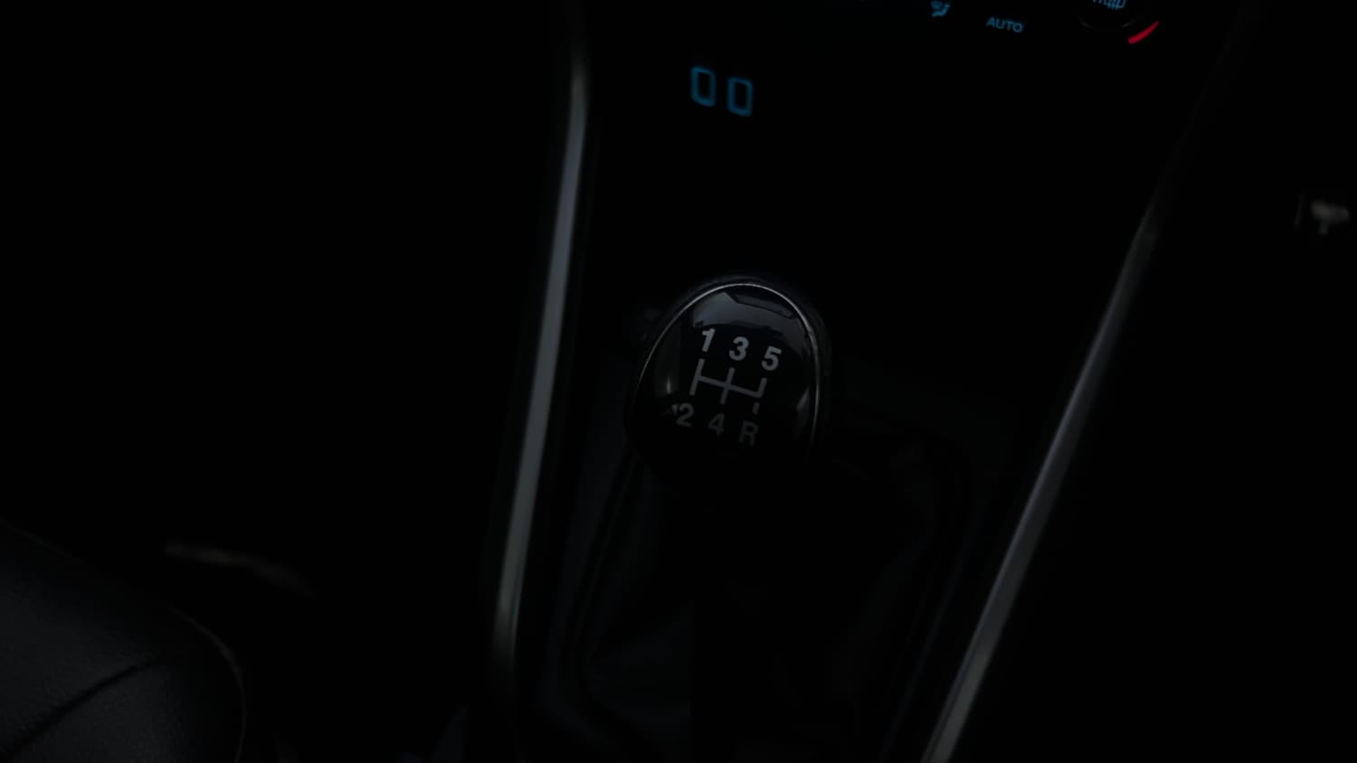 Used 2018 Ford EcoSport Titanium 1.5L TDCi Diesel Manual interior GEAR  KNOB VIEW