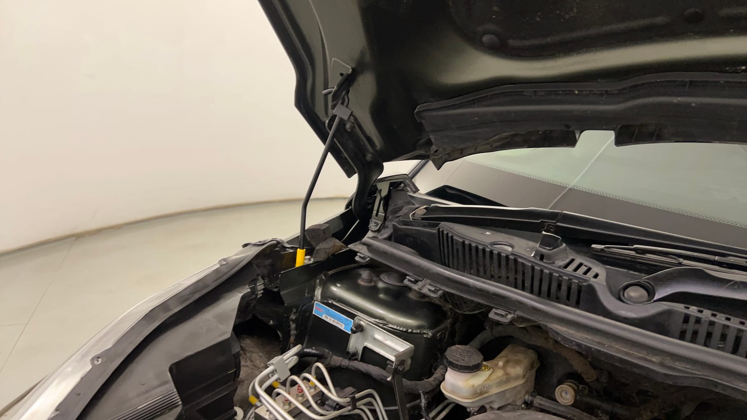 Used 2021 Tata Nexon XZ Plus (O) Petrol Manual engine ENGINE RIGHT SIDE HINGE & APRON VIEW