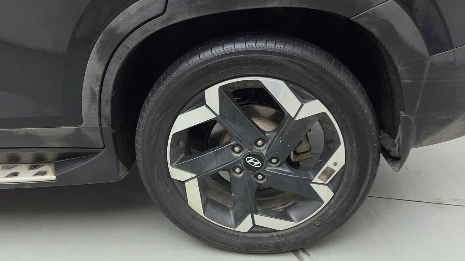 Used 2022 Hyundai Alcazar Signature (O) 7 Seater 1.5 Diesel AT Diesel Automatic tyres LEFT REAR TYRE RIM VIEW