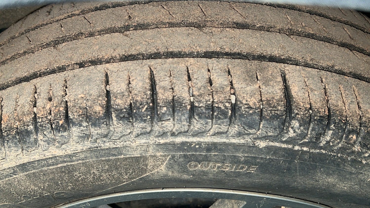 Used 2022 Renault Triber RXZ Dual Tone Petrol Manual tyres LEFT REAR TYRE TREAD VIEW