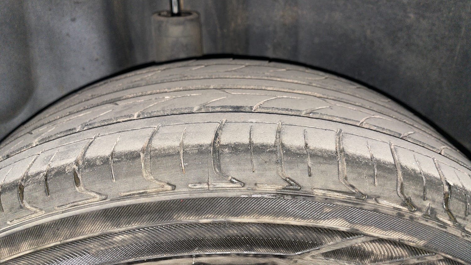 Used 2015 Volkswagen Polo Comfortline 1.2L (P) Petrol Manual tyres RIGHT REAR TYRE TREAD VIEW